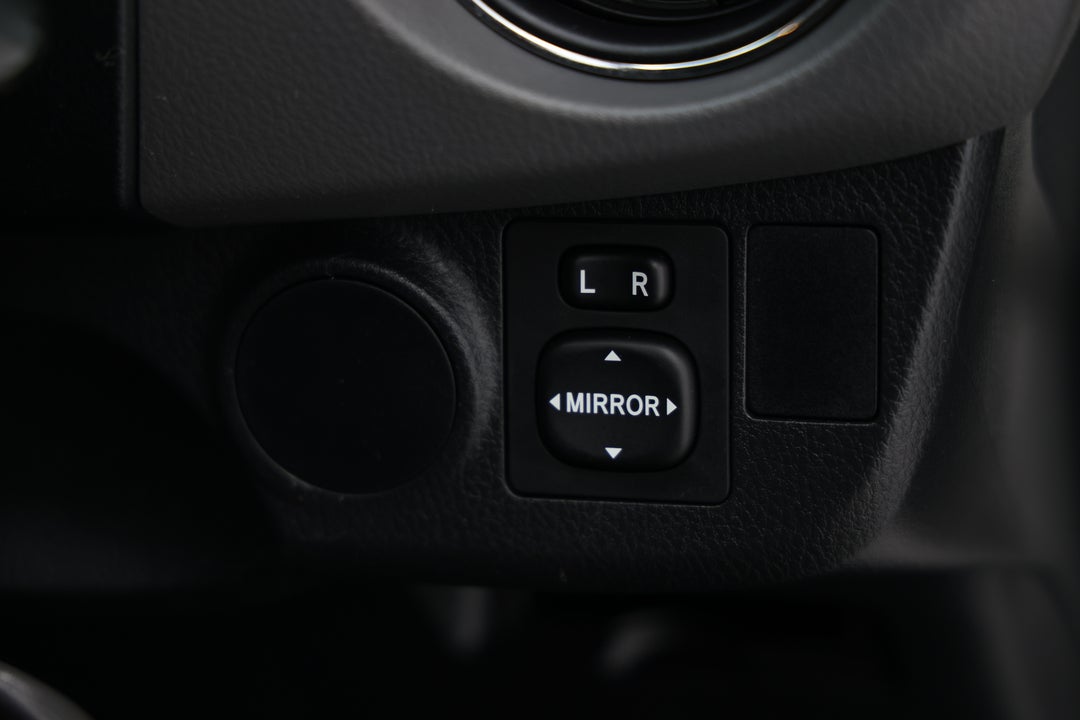 2015 Toyota Yaris Ascent, Automatic, 114037 km, Utility Switches/Buttons