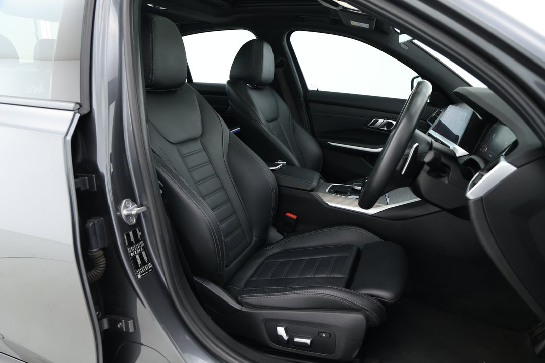 2019 BMW 3 30i M Sport, Automatic, 32033 km, Right Side Front Door Cabin View