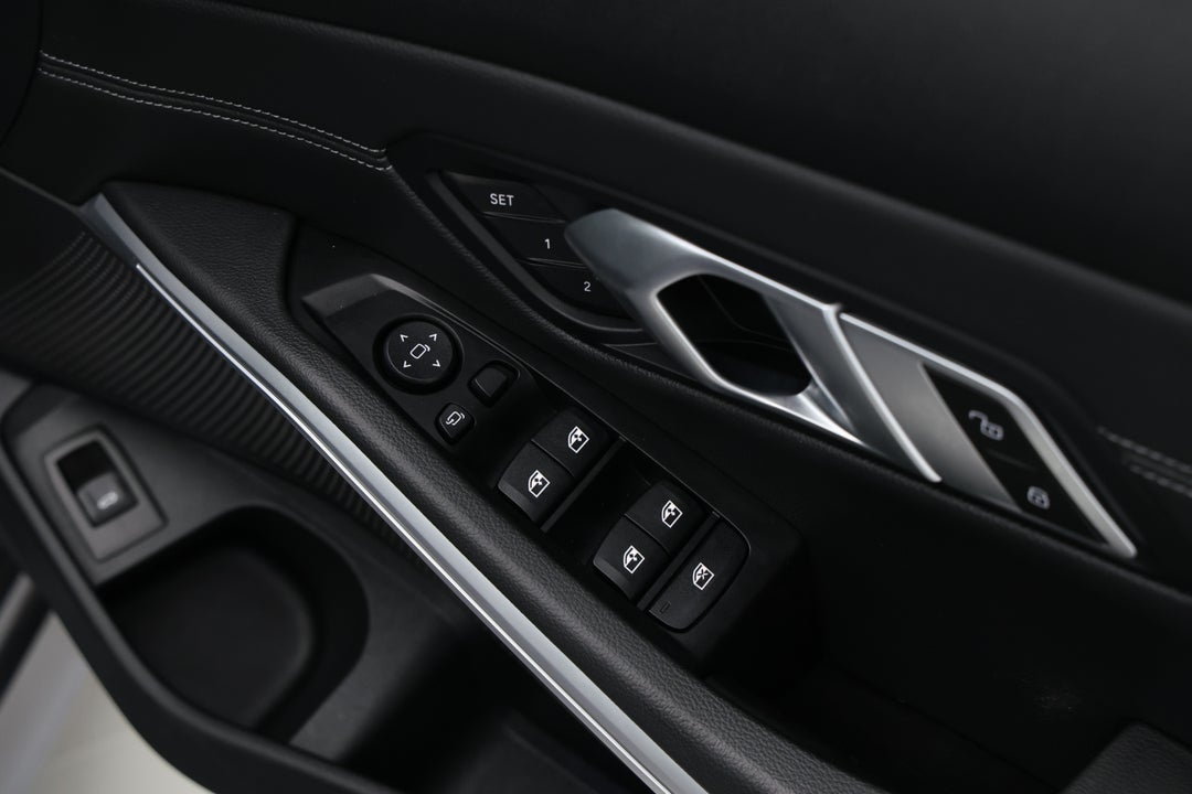 2019 BMW 3 30i M Sport, Automatic, 32033 km, Drivers Side Door Panel Controls