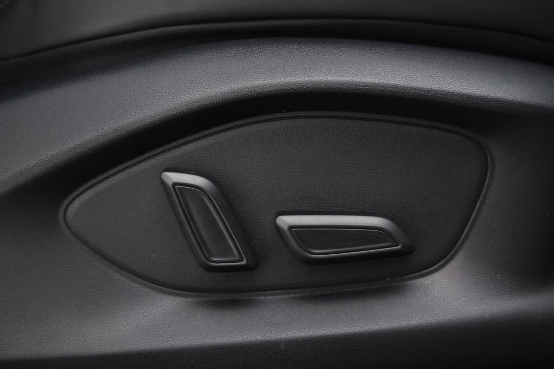 2025 MG ZS Hybrid Plus Essence, Automatic, 4678 km, Drivers Side Adjustment Panel