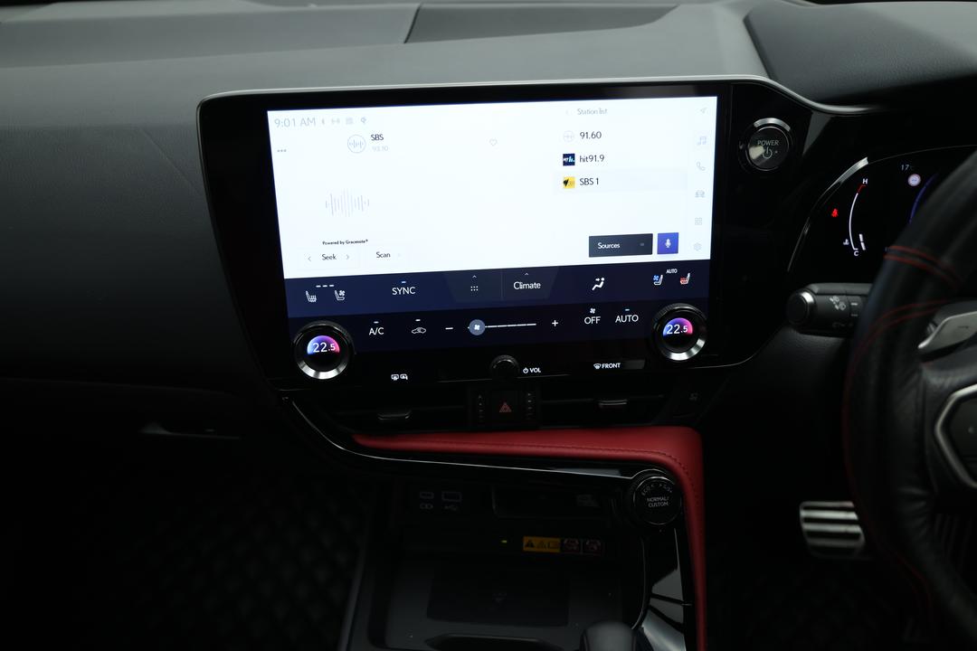 2022 Lexus Nx350h F Sport Hybrid 2WD, Automatic, 40388 km, Center Console