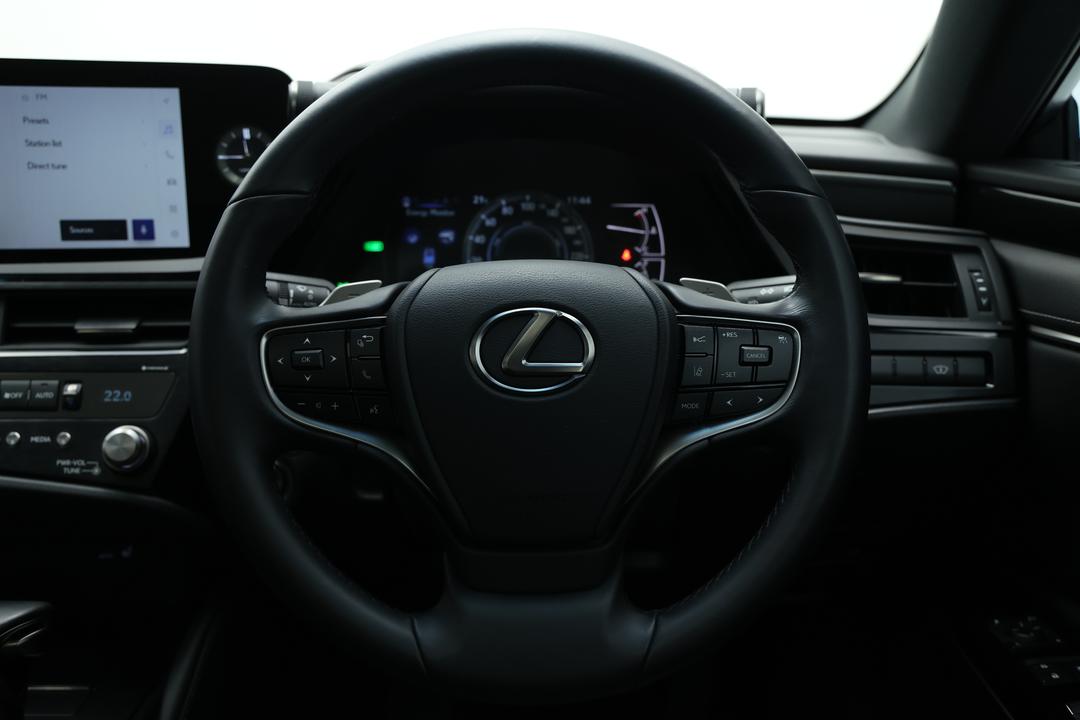 2023 Lexus Es300h Luxury (hybrid), Automatic, 42447 km, Steering Wheel Close-up