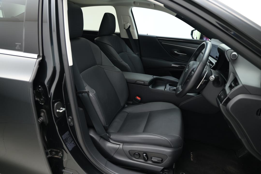 2023 Lexus Es300h Luxury (hybrid), Automatic, 42447 km, Right Side Front Door Cabin View