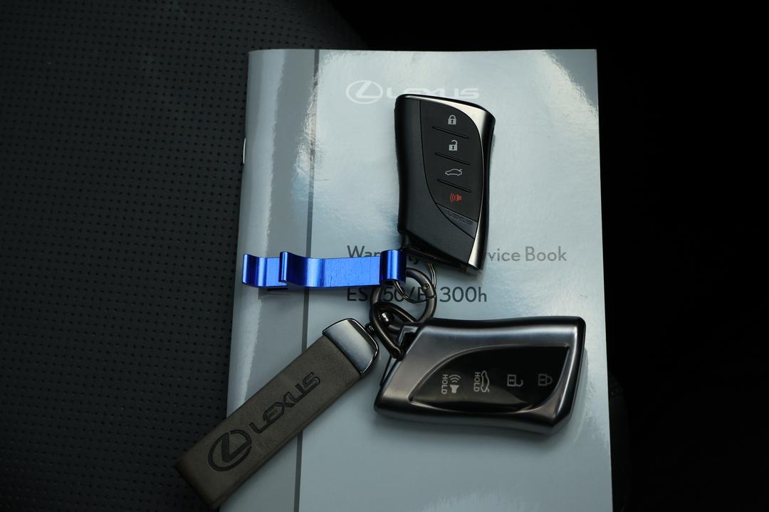 2023 Lexus Es300h Luxury (hybrid), Automatic, 42447 km, Key Close-up