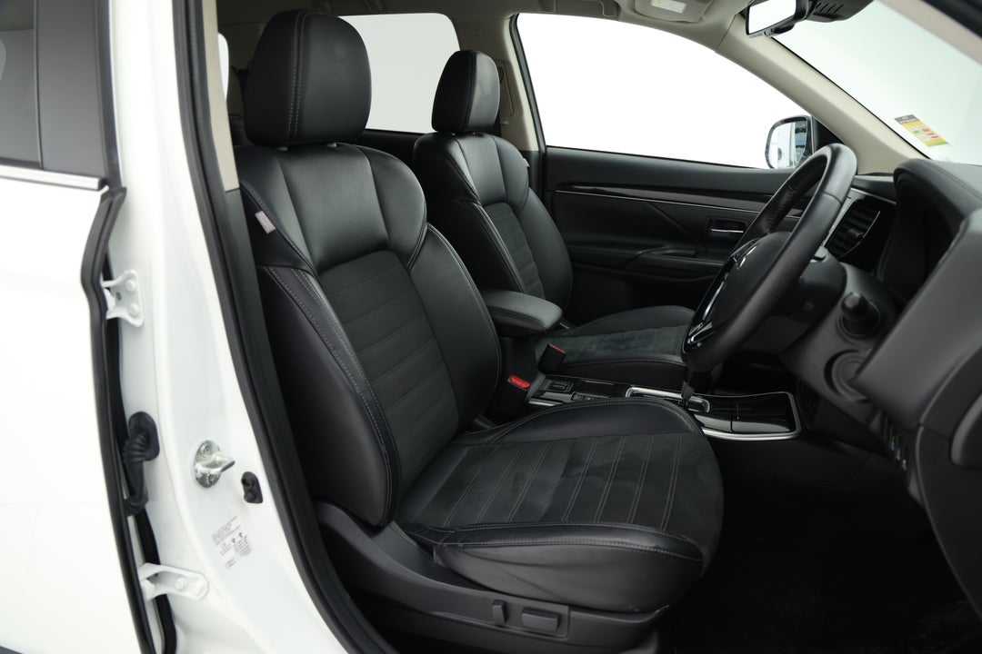 2019 Mitsubishi Outlander Ls 7 Seat (2WD), Automatic, 53949 km, Right Side Front Door Cabin View