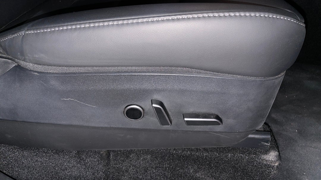 2023 Tesla Model Y Performance, Automatic, 32376 km, Drivers Side Adjustment Panel