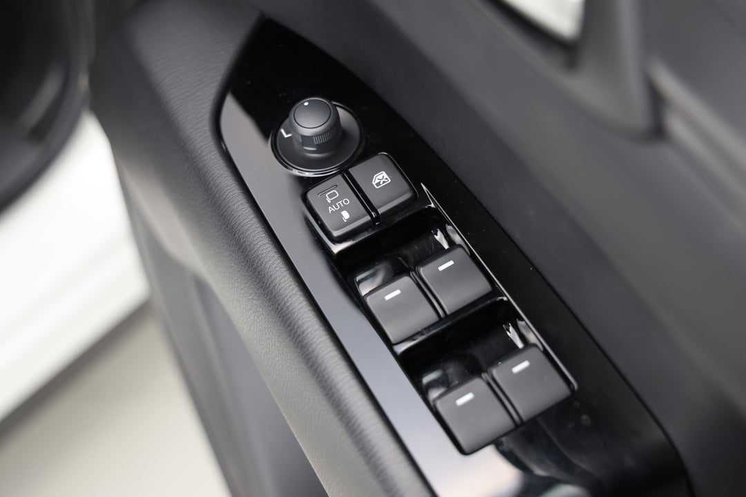 2025 Mazda CX-5 G25 Touring (AWD), Automatic, 13587 km, Drivers Side Door Panel Controls