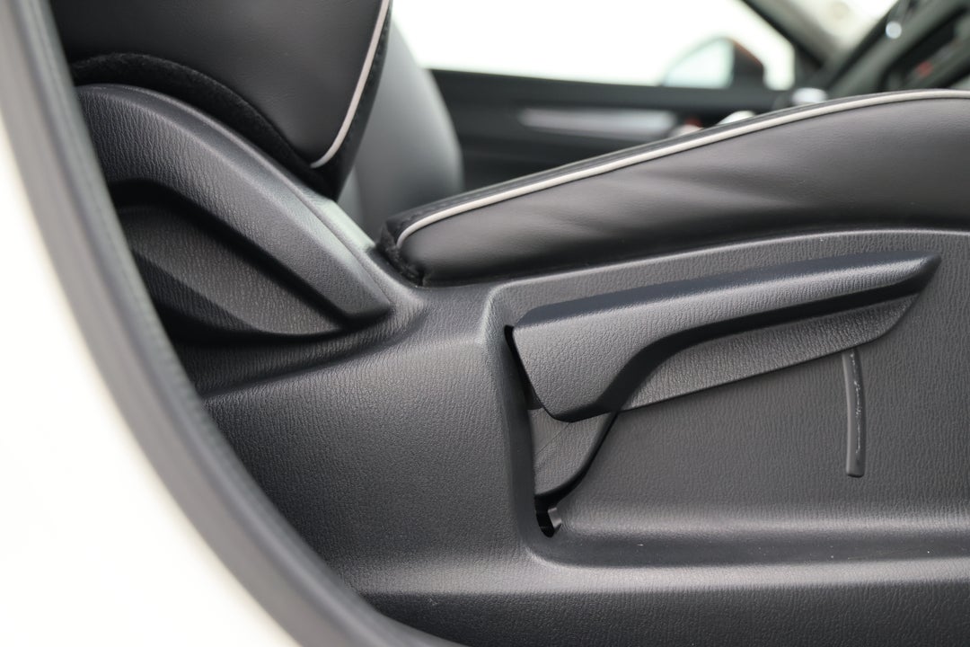 2025 Mazda CX-5 G25 Touring (AWD), Automatic, 13587 km, Drivers Side Adjustment Panel