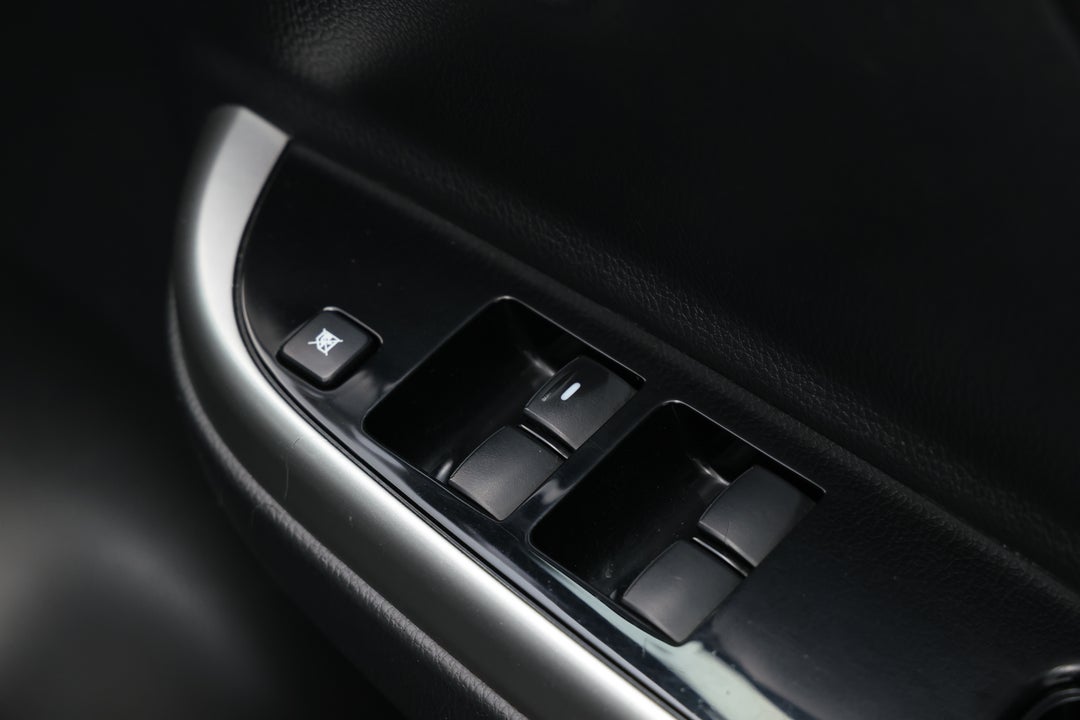 2019 Mitsubishi Triton Gls (4x4), Automatic, 106763 km, Drivers Side Door Panel Controls