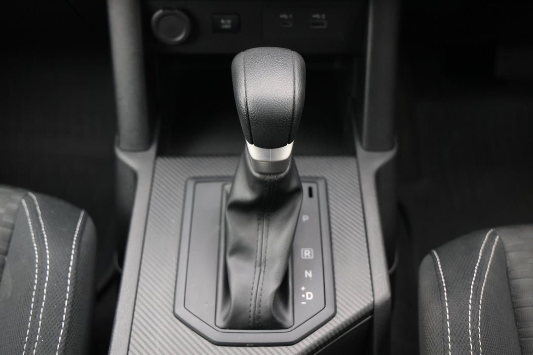 2024 Mitsubishi Triton Glx-r (4x4), Automatic, 16003 km, Gear Lever 