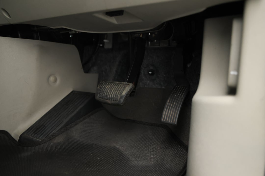 2019 Kia Carnival S, Automatic, 68576 km, Pedals and Footmat