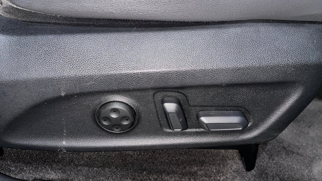 2022 LDV D90 Executive (2WD), Automatic, 62278 km, Drivers Side Adjustment Panel