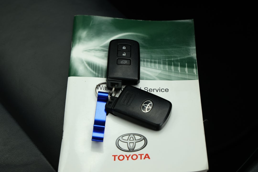 2017 Toyota RAV4 Cruiser (4x4), Automatic, 114770 km, Key Close-up