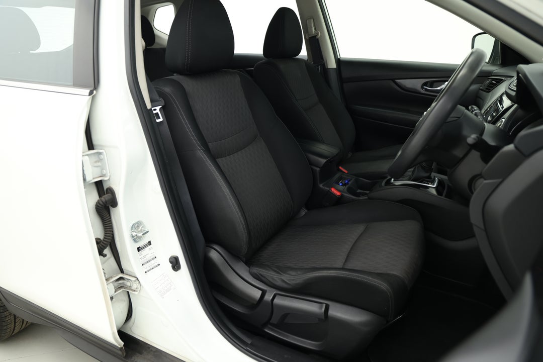 2017 Nissan X-trail St (FWD), Automatic, 134407 km, Right Side Front Door Cabin View