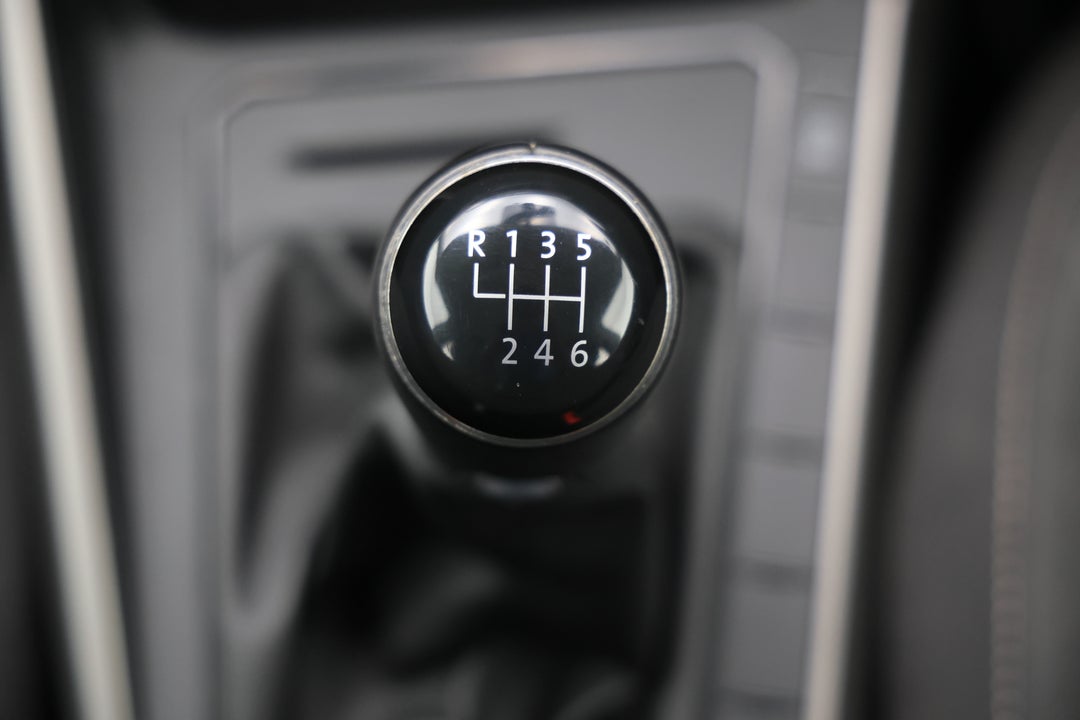 2020 Volkswagen Polo 85tsi Comfortline, Manual, 38136 km, Gear Lever 