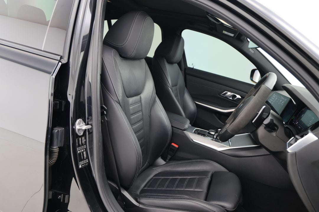 2020 BMW 3 20i M Sport, Automatic, 59682 km, Right Side Front Door Cabin View