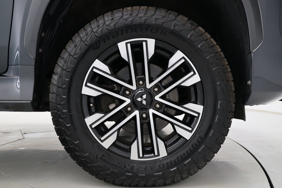 2022 Mitsubishi Pajero Sport Gls (4WD) 7 Seat, Automatic, 47046 km, Right Front Wheel