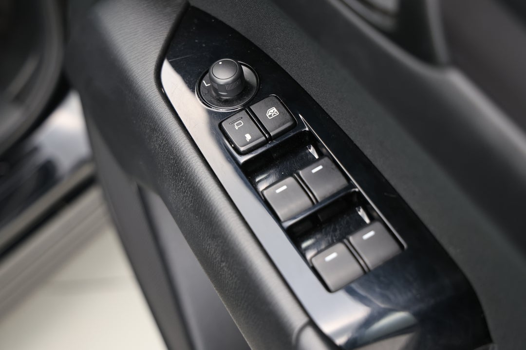 2017 Mazda CX-5 Maxx (4x2), Automatic, 121215 km, Drivers Side Door Panel Controls