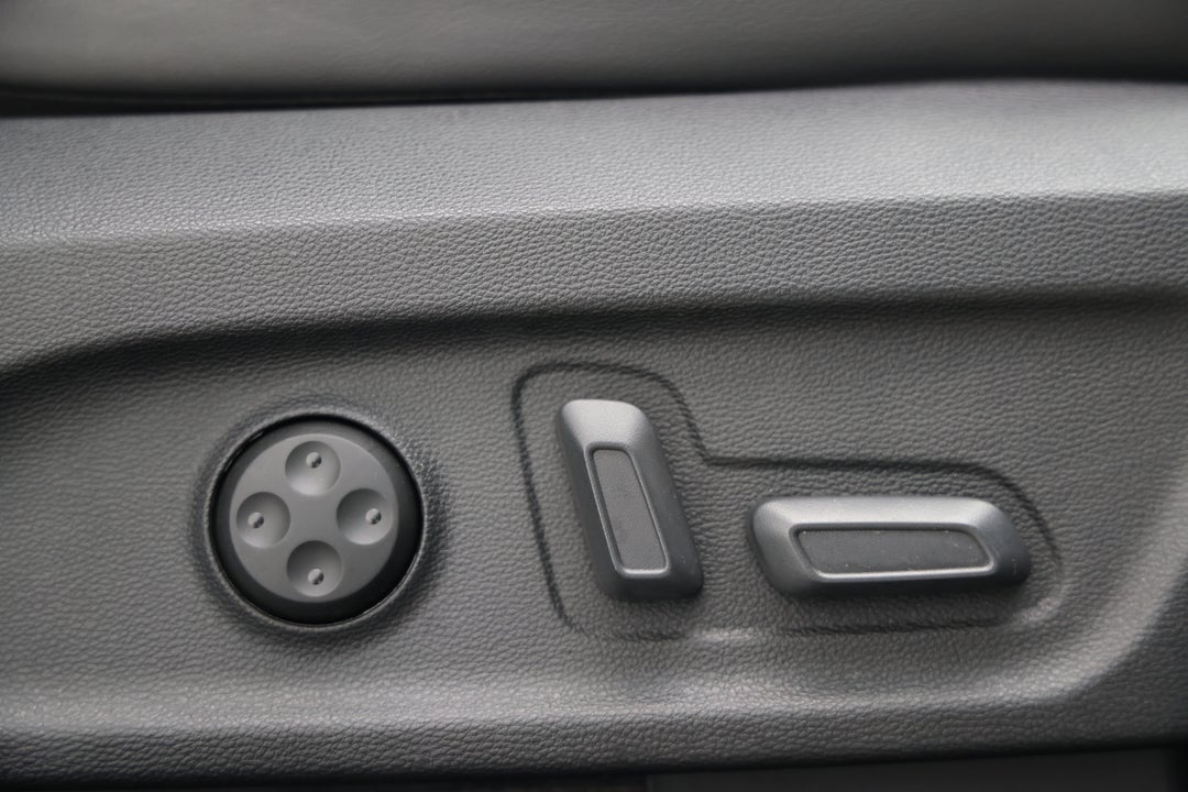 2022 LDV D90 Executive (2WD), Automatic, 68836 km, Drivers Side Adjustment Panel