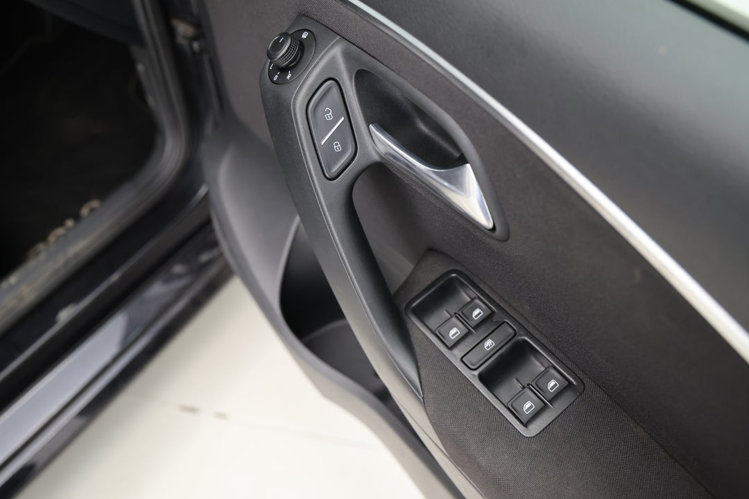 2016 Volkswagen Polo 81 Tsi Comfortline, Automatic, 126792 km, Drivers Side Door Panel Controls