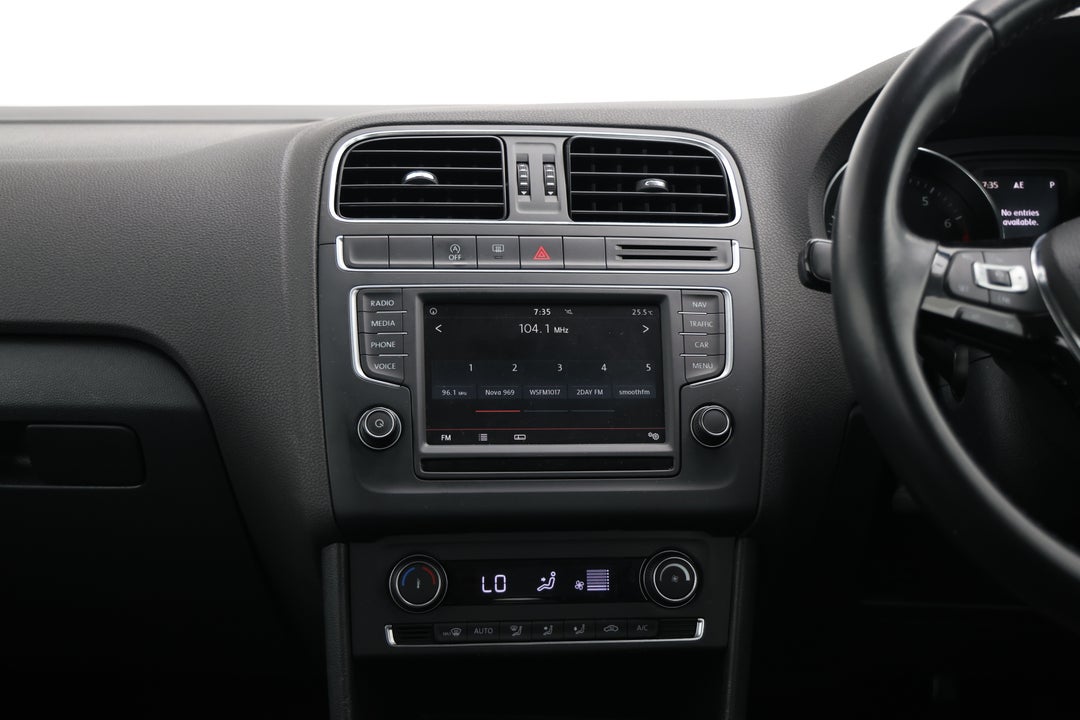 2016 Volkswagen Polo 81 Tsi Comfortline, Automatic, 126792 km, Center Console