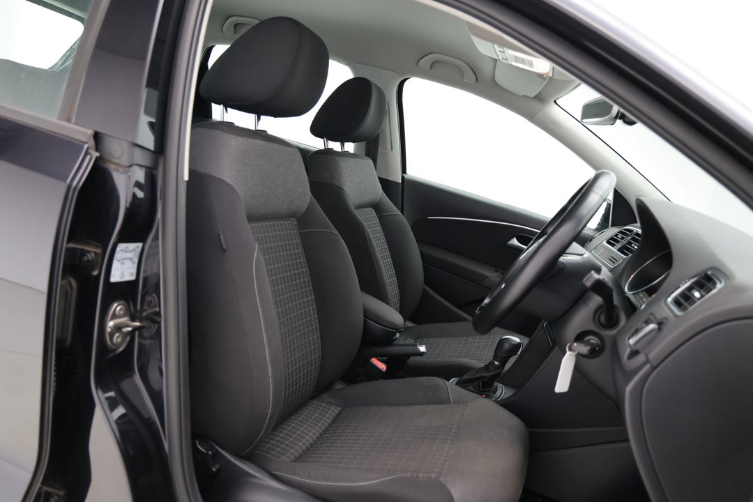 2016 Volkswagen Polo 81 Tsi Comfortline, Automatic, 126792 km, Right Side Front Door Cabin View
