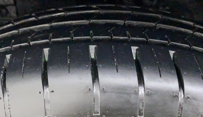 2015 Maruti Swift VDI ABS, Diesel, Manual, 1,04,763 km, Left Front Tyre Tread