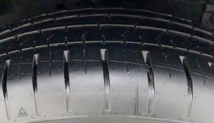 2015 Maruti Swift VDI ABS, Diesel, Manual, 1,04,763 km, Right Front Tyre Tread