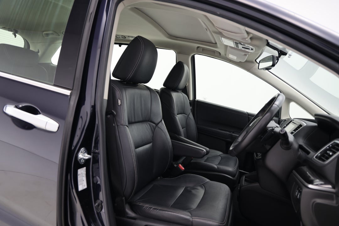 2016 Honda Odyssey Vti-l, Automatic, 97933 km, Right Side Front Door Cabin View