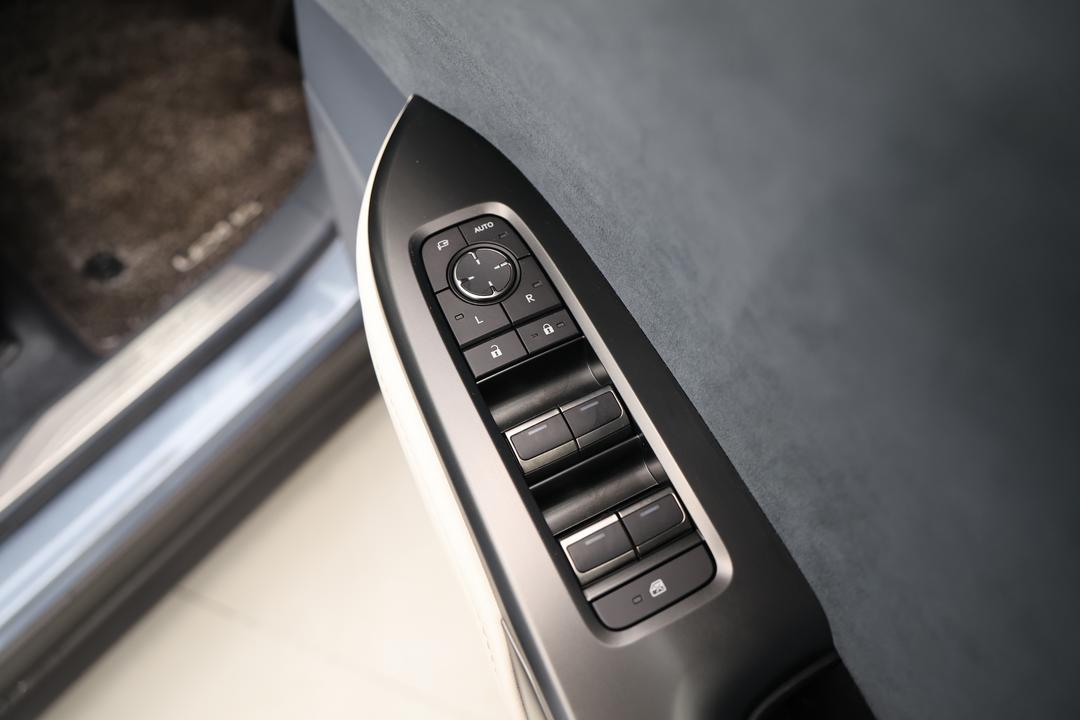 2023 Lexus Rz450e Sports Luxury, Automatic, 17071 km, Drivers Side Door Panel Controls