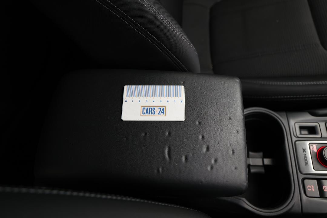 2018 Subaru Forester 2.5i (AWD), Automatic, 101749 km, Center Console Wear