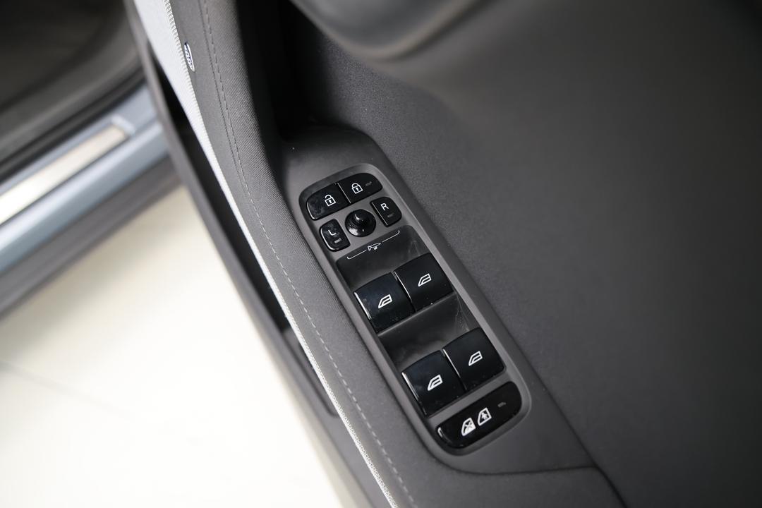 2022 Polestar 2 Long Range Single Motor 78kwh, Automatic, 28376 km, Drivers Side Door Panel Controls