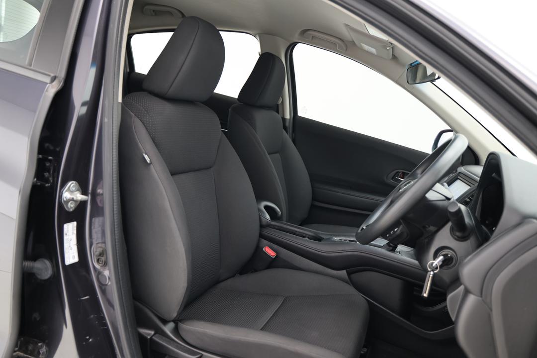 2019 Honda HR-V Vti, Automatic, 119043 km, Right Side Front Door Cabin View