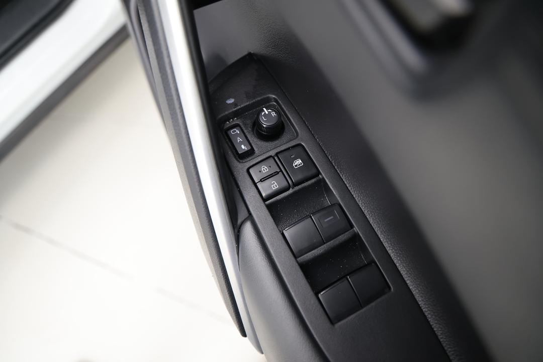 2023 Toyota Corolla Cross Gx 2WD Hybrid, Automatic, 56935 km, Drivers Side Door Panel Controls