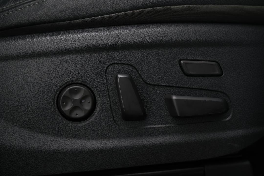 2018 Hyundai Santa Fe Highlander Crdi (4x4), Automatic, 83738 km, Drivers Side Adjustment Panel
