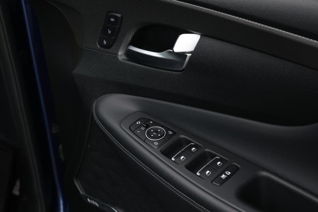 2018 Hyundai Santa Fe Highlander Crdi (4x4), Automatic, 83738 km, Drivers Side Door Panel Controls