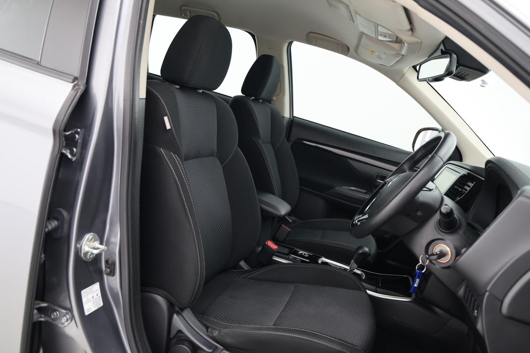 2019 Mitsubishi Outlander Es 7 Seat (AWD), Automatic, 87828 km, Right Side Front Door Cabin View