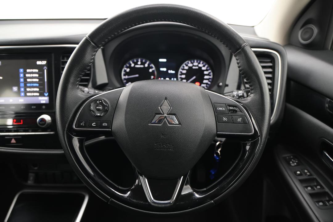 2019 Mitsubishi Outlander Es 7 Seat (AWD), Automatic, 87828 km, Steering Wheel Close-up