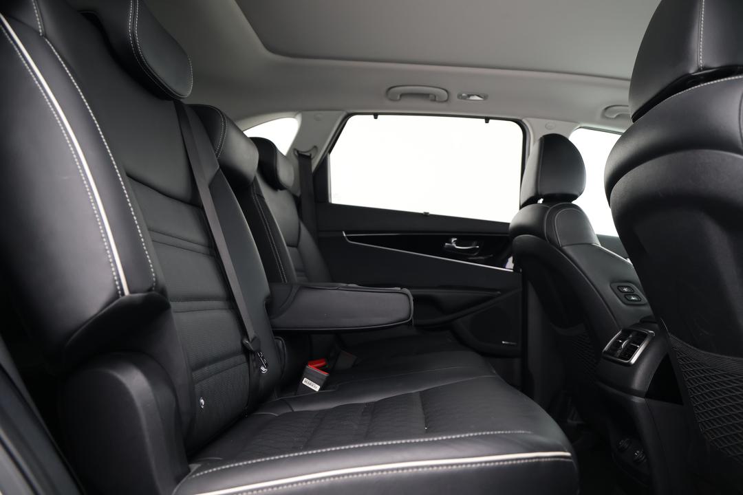 2018 Kia Sorento Gt-line (4x4), Automatic, 80100 km, Right Side Rear Door Cabin View