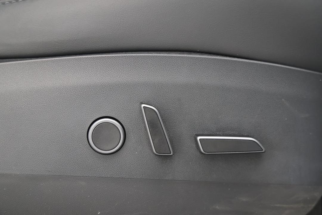 2022 Tesla Model Y Rear-wheel Drive, Automatic, 22517 km, Drivers Side Adjustment Panel
