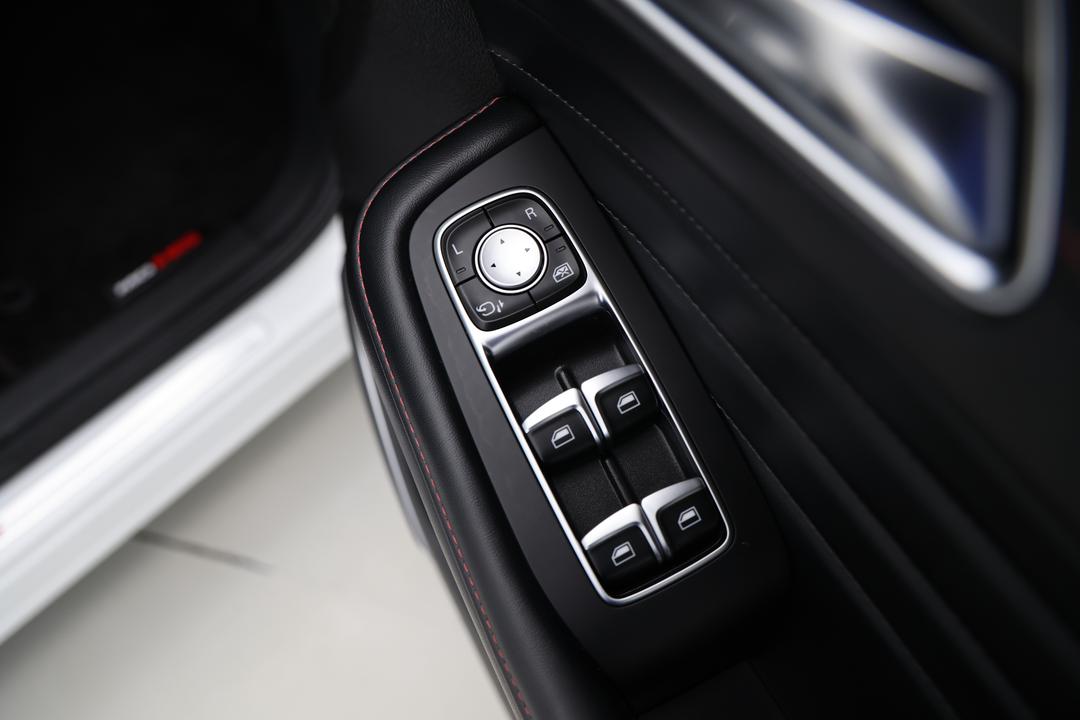2022 MG HS Essence, Automatic, 13430 km, Drivers Side Door Panel Controls