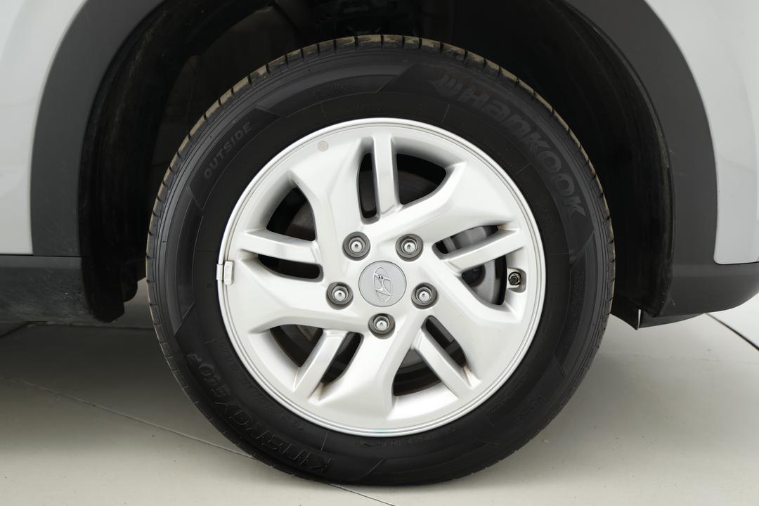 2025 Hyundai Venue Active, Automatic, 29219 km, Right Front Wheel