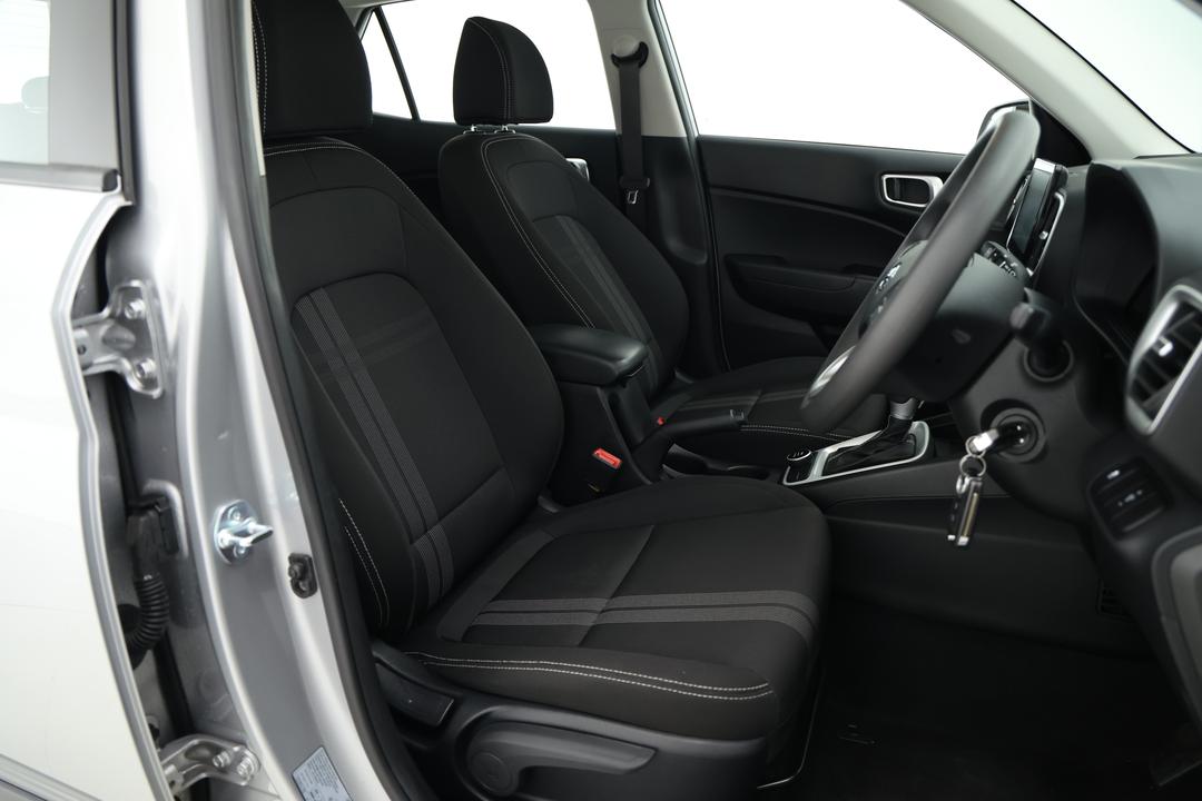 2025 Hyundai Venue Venue, Automatic, 25691 km, Odometer View