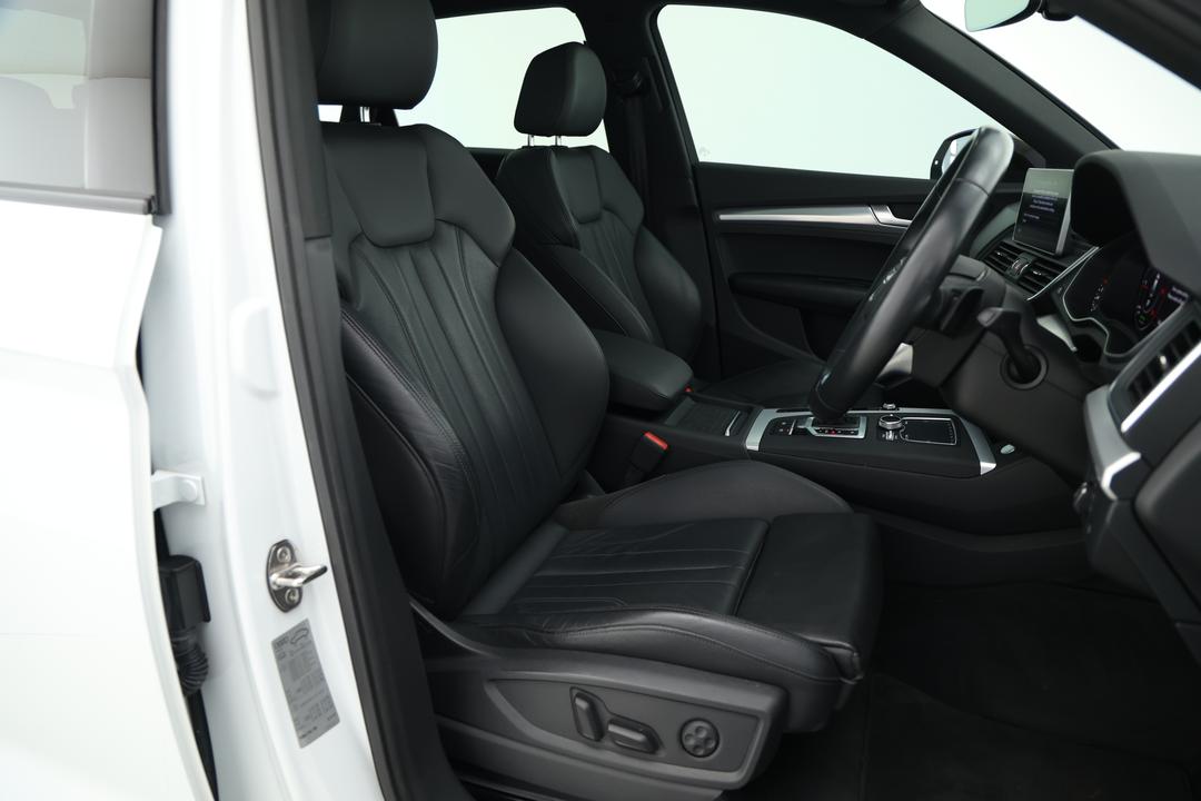 2020 Audi Q5 40 Tdi Quattro Sport, Automatic, 74021 km, Pedals and Footmat