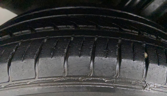 2011 Volkswagen Vento HIGHLINE PETROL, Petrol, Manual, 84,092 km, Right Rear Tyre Tread
