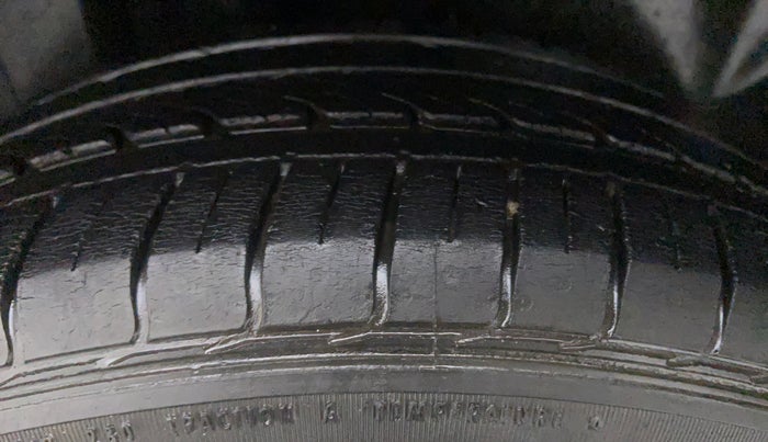2011 Volkswagen Vento HIGHLINE PETROL, Petrol, Manual, 84,092 km, Right Front Tyre Tread