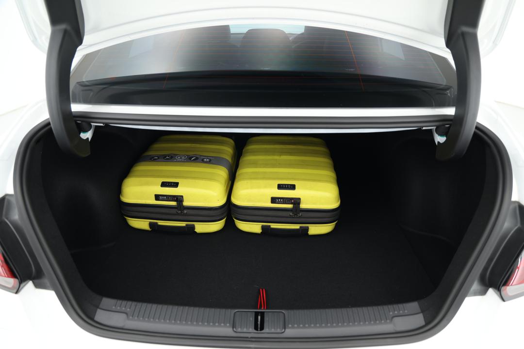 2023 MG Mg5 Essence, Automatic, 7209 km, Boot Inside View with Luggage