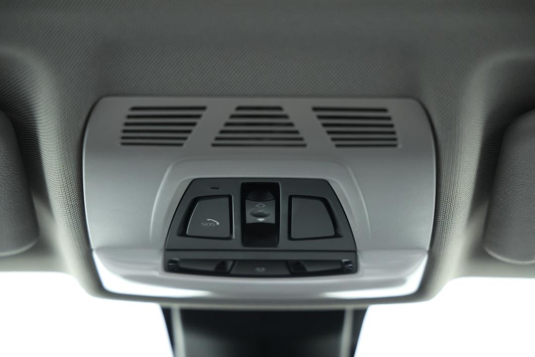 2022 BMW X1 sDrive 18i, Automatic, 29658 km, Drivers Side Adjustment Panel