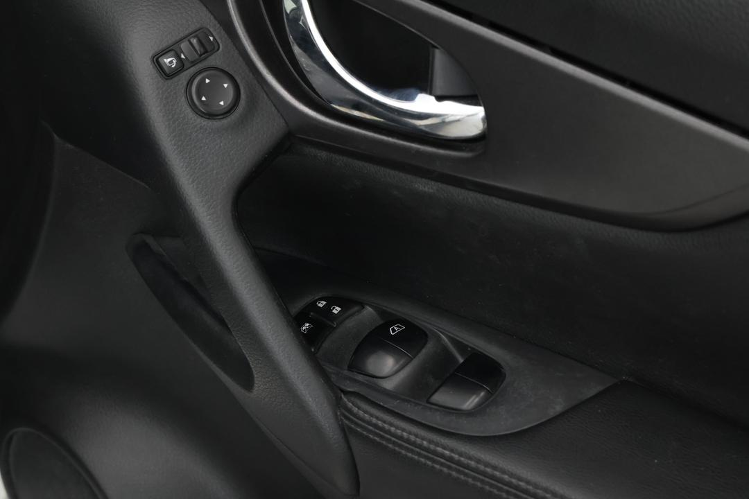 2016 Nissan X-trail St-l 7 Seat (FWD), Automatic, 106249 km, Drivers Side Door Panel Controls