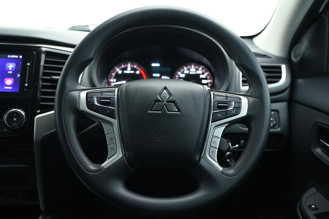 2023 Mitsubishi Triton Glx+ (4x4), Automatic, 23761 km, Center Console